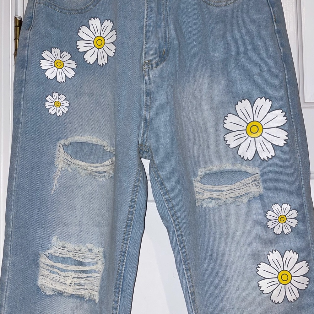 Sunflower Ripped Jeans 🌻✨ - Picture 2 of 8